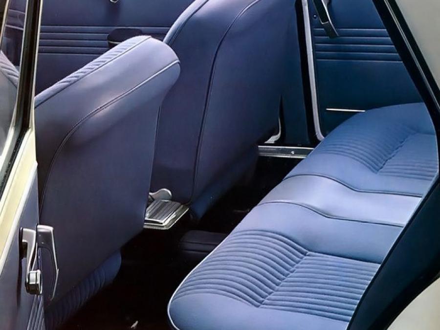 Интерьер Alfa Romeo Giulia Super (105.26) 1968 года  (фото 4 из 9)